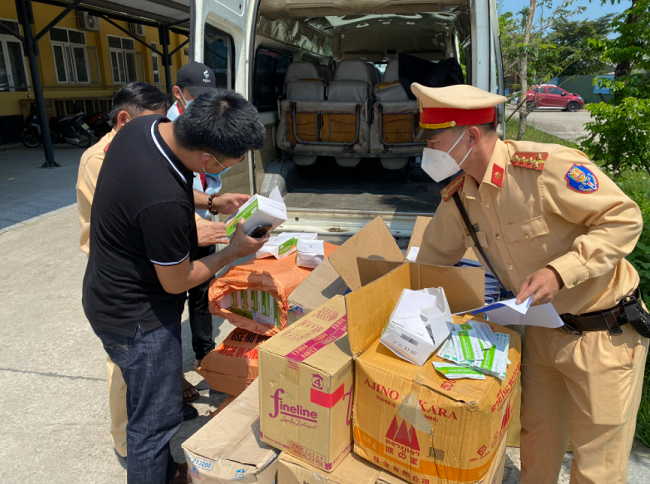 Lực lượng thuộc Phòng CSGT Công an tỉnh Thừa Thiên Huế bắt giữ vụ vận chuyển 6.000 bộ kit test Covid-19 không rõ nguồn gốc. Ảnh: H.N.