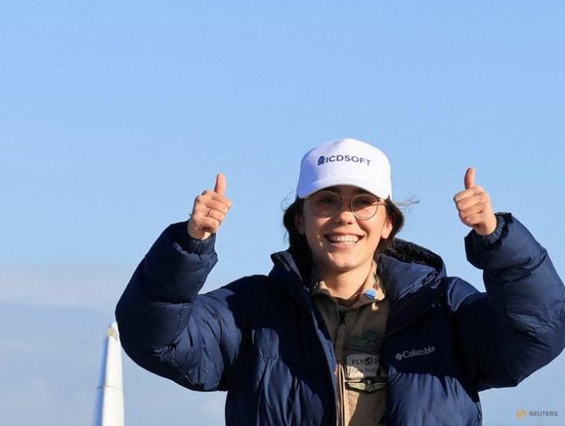 Thiếu nữ 19 tuổi được vinh danh là nữ phi công trẻ nhất hoàn thành chuyến bay vòng quanh thế giới. Ảnh: Pascal Rossignol/Reuters.