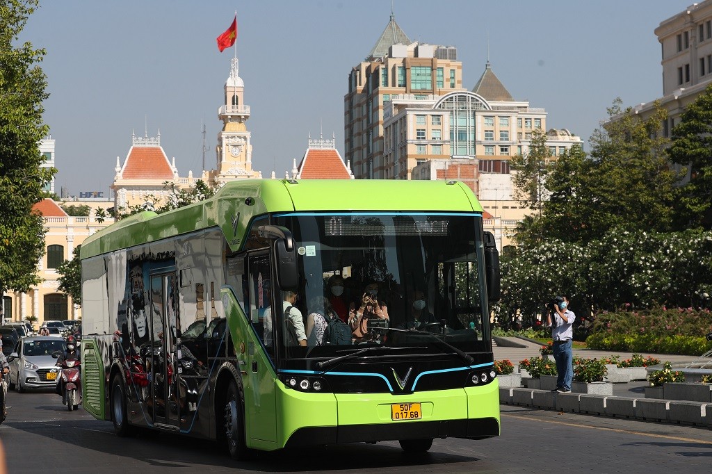 TP Hồ Chí Minh khai trương tuyến buýt điện phục vụ người dân.