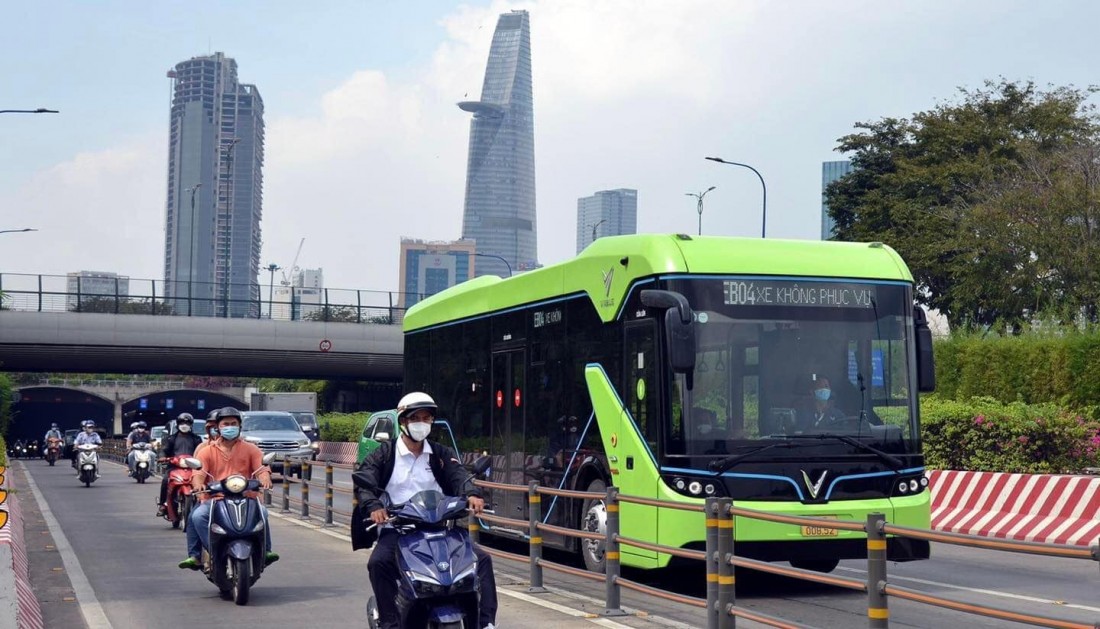 Xe buýt điện 'ngôi sao sáng' giảm tải áp lực xăng tăng giá