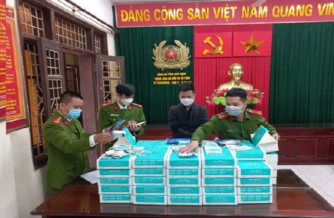 Công an tỉnh Nam Định kiểm tra lô hàng gồm 1.800 bộ kit test nhanh Covid-19 không nguồn gốc, xuất xứ.