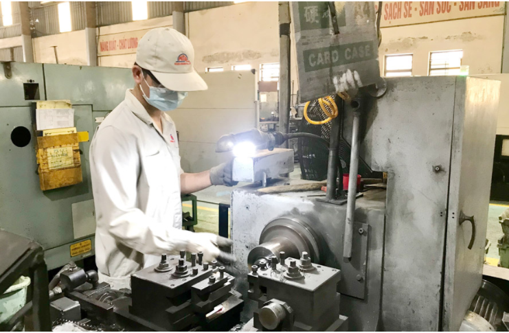 Sản xuất phụ tùng xe máy tại Công ty TNHH Cơ khí Mạnh Quang (huyện Thanh Trì).