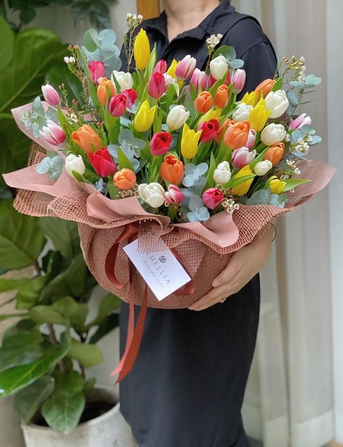 Năm nay tulip trở thành hoa được nhiều khách ưa chuộng, dù giá cao gấp 6 lần so với hoa hồng trong nước.
