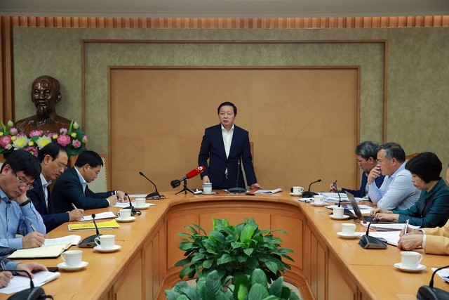 Phó Thủ tướng đề nghị Bộ GTVT huy động, điều phối nhân lực “chi viện” cho các trung tâm đăng kiểm ở Hà Nội, TPHCM - Ảnh: VGP/Minh Khôi