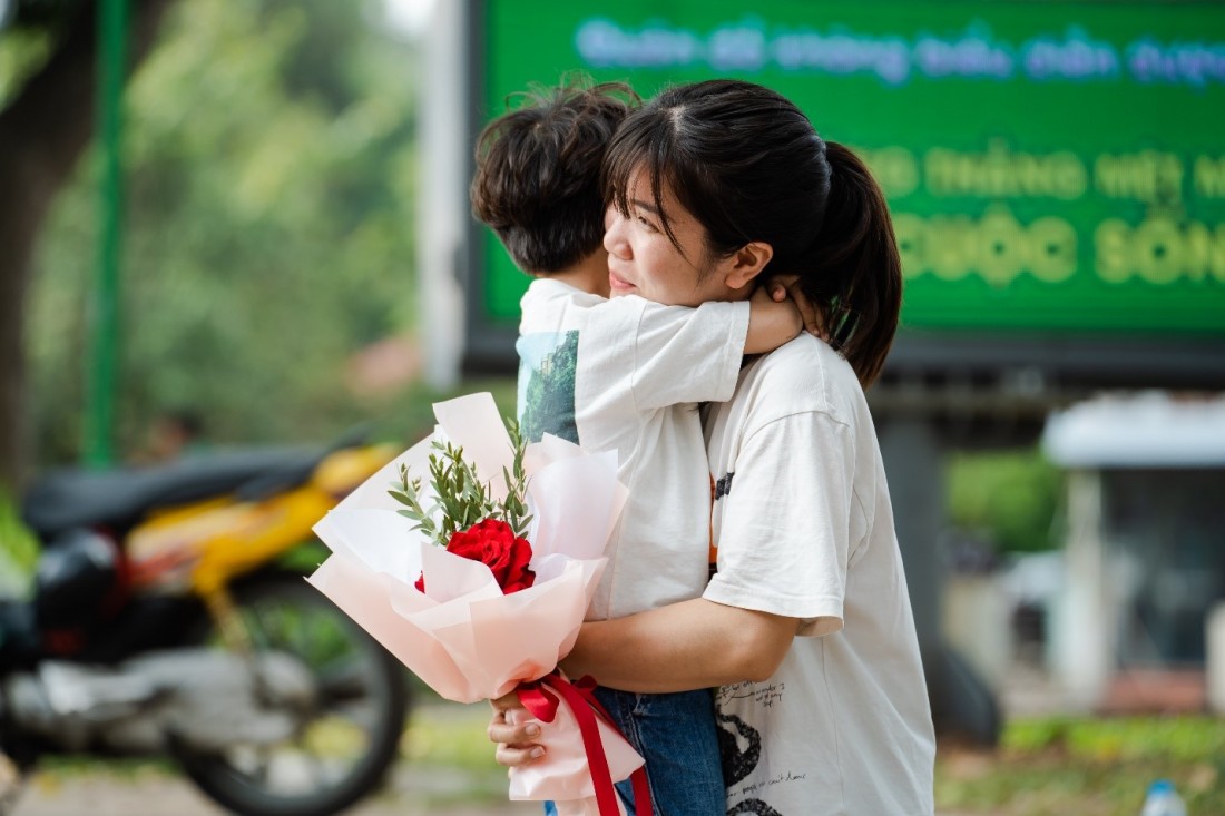 Một bà mẹ rung rung xúc động khi được nhận hoa và cái ôm từ con