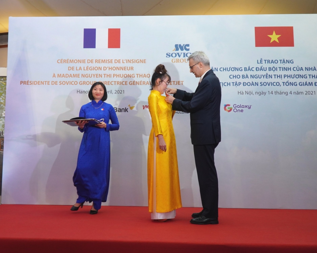 Đại sứ Pháp Nicolas Warnery trao huân chương Bắc đẩu bội tinh cho CEO Vietjet Nguyễn Thị Phương Thảo.