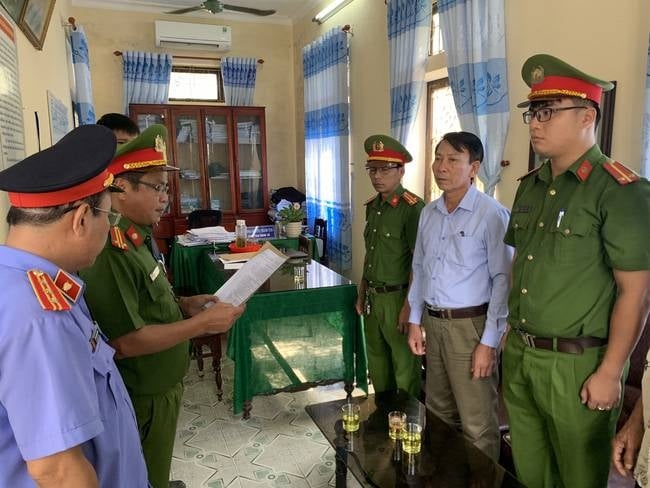 Ông Hồ Quang Hóa bị khởi tố, bắt tạm giam về tội tham ô tài sản.