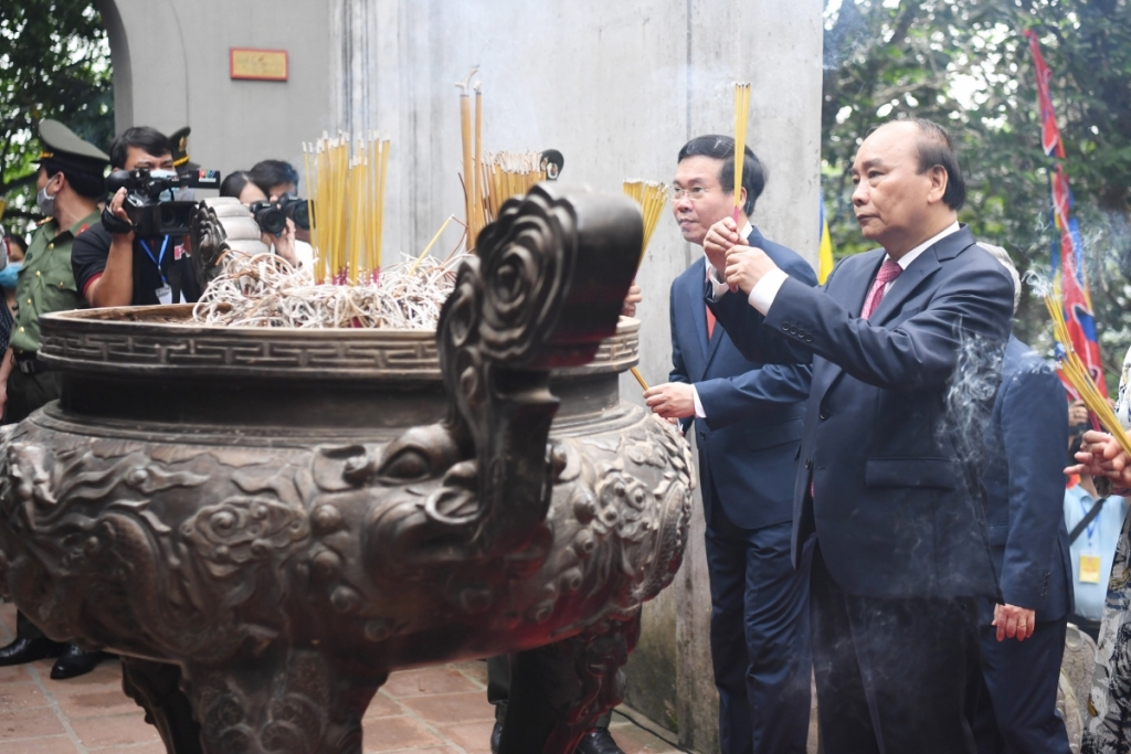 Chủ tịch nước Nguyễn Xuân Phúc dâng hương tưởng niệm các vua Hùng.