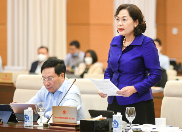 Thống đốc Ngân hàng nhà nước Việt Nam Nguyễn Thị Hồng trình bày báo cáo tại phiên họp