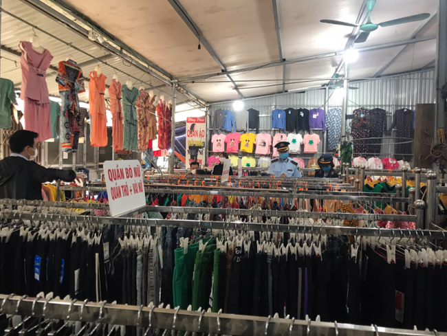 Hà Giang: Tạm giữ sản phẩm quần, áo giả mạo các nhãn hiệu nổi tiếng