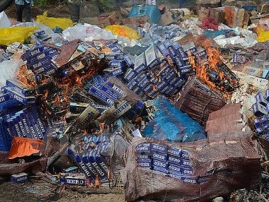 Tây Ninh: Tiến hành tiêu hủy lượng lớn thuốc lá nhập lậu