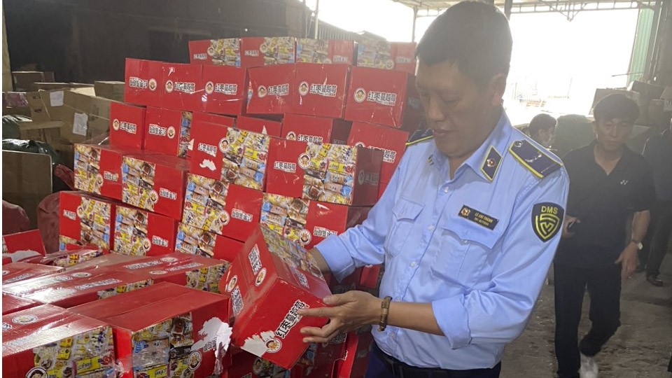 Hà Nội: Phát hiện 1.300 thùng bánh nội địa Trung Quốc nhập lậu cho các đối tượng kinh doanh trên thương mại điện tử