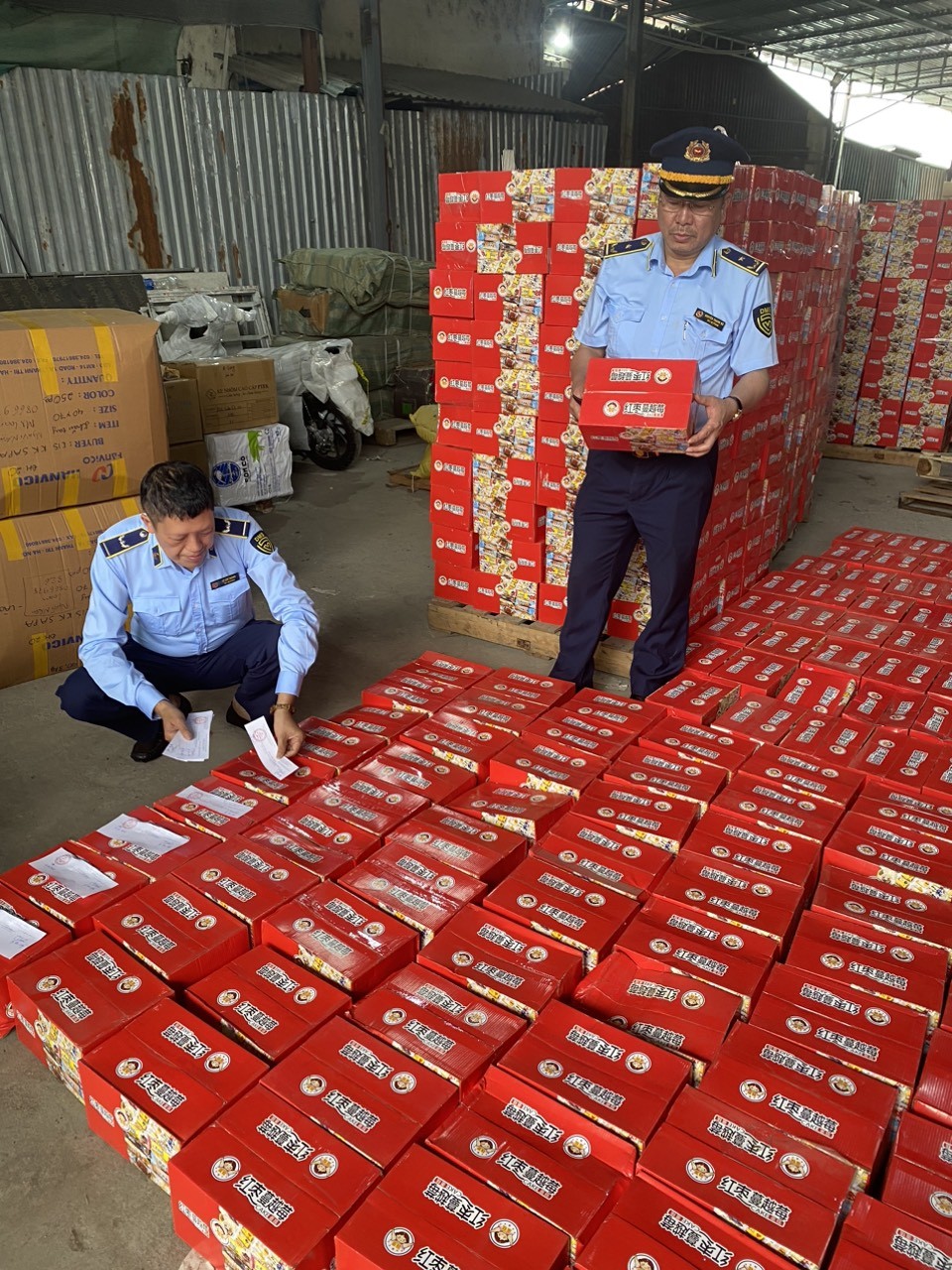 Hà Nội: Phát hiện 1.300 thùng bánh nội địa Trung Quốc nhập lậu cho các đối tượng kinh doanh trên thương mại điện tử
