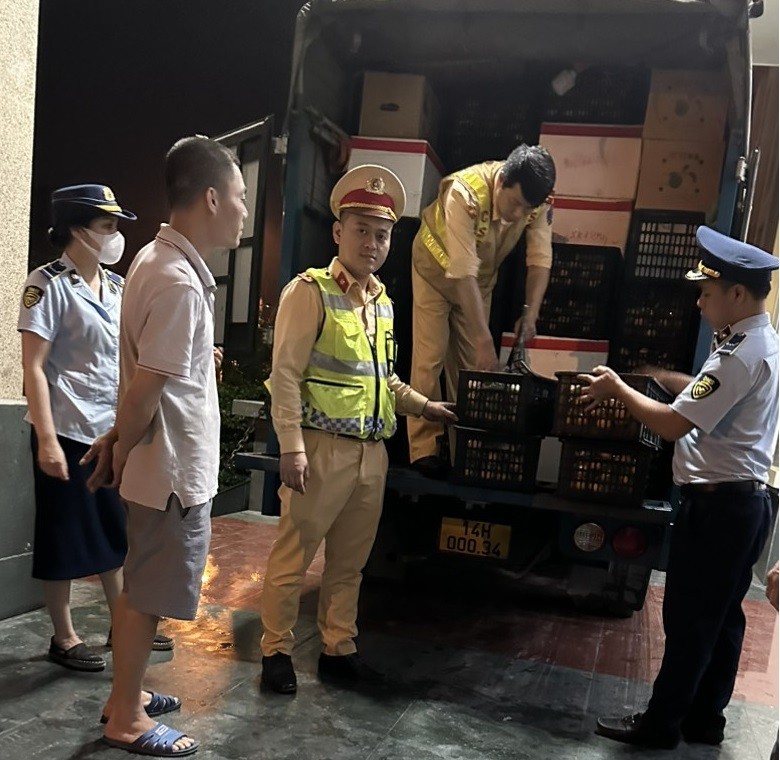 Quảng Ninh: Kiểm tra, tạm giữ hơn 1 tấn hoa quả nhập lậu