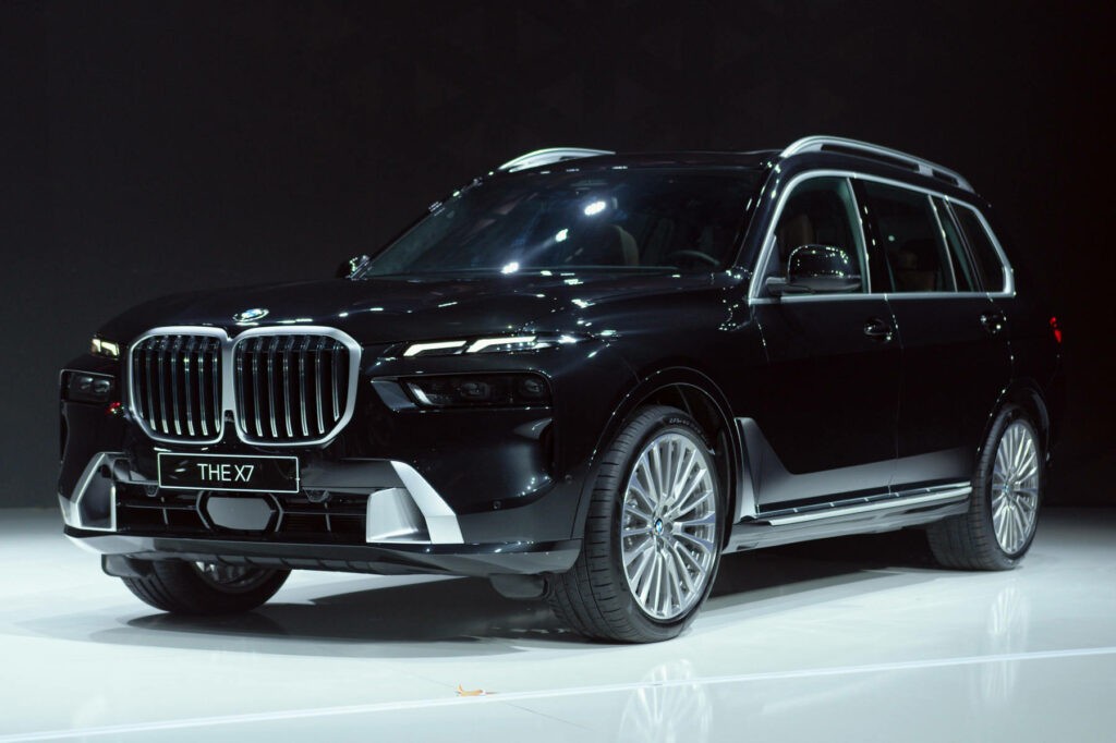 2 phiên bản mới gồm BMW X7 xDrive40i M Sport giá 6,299 tỷ đồng và BMW X7 xDrive40i Pure Excellence giá 7,399 tỷ đồng.