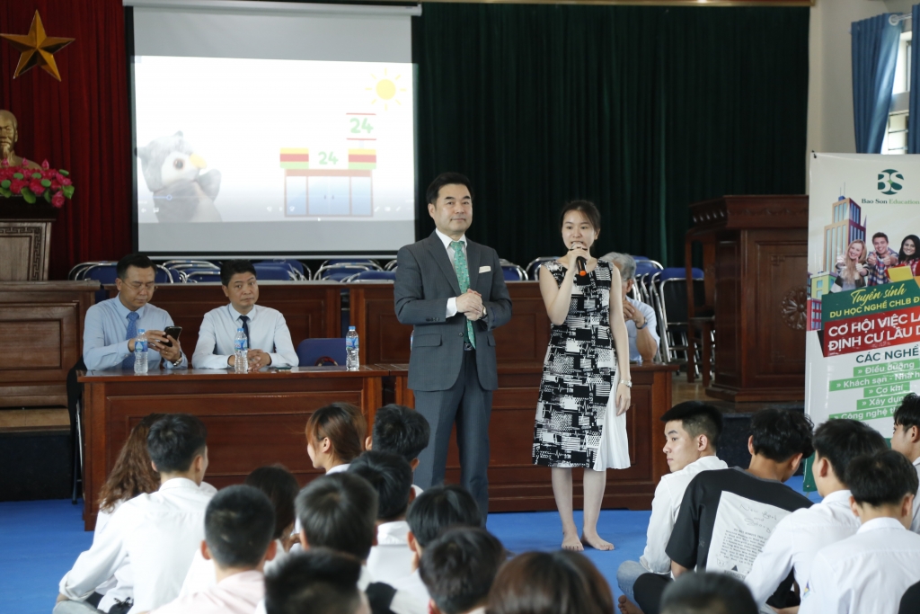 Ông Vũ Duy An – Phó Tổng giám đốc Bao Son Copr giao lưu cùng các em học sinh.
