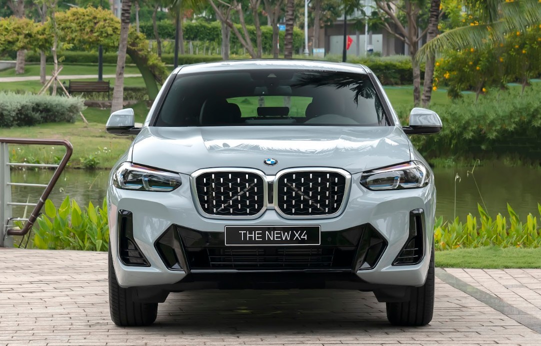 BMW X4 2022 đi kèm gói trang bị M Sport được phân phối chính hãng tại Việt Nam
