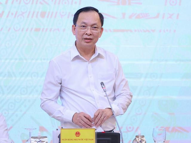 Phó Thống đốc Thường trực NHNN Đào Minh Tú khẳng định các ngân hàng đang triển khai giảm lãi suất - Ảnh: VGP/Nhật Bắc