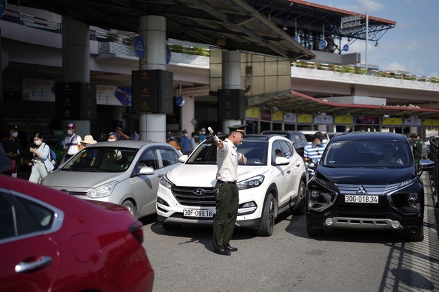Lượng khách sử dụng phương tiện cá nhân ra vào đón khách tại Cảng hàng không quốc tế Nội Bài tăng đột biến.