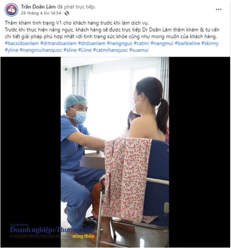 Anh Trần Doãn Lâm đang thăm khám tình trạng vòng 01 (tức phần ngực) cho khách hàng trước khi làm dịch vụ (ảnh cắt từ video live stream trực tiếp tại trang cá nhân của ông Trần Doãn Lâm).
