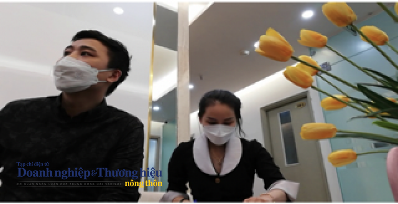 Ông Trần Doãn Lâm và chị Tuyết là quản lý của Viện thẩm mỹ Dr. Doãn Lâm đang tư vấn dịch vụ làm đẹp cho phóng viên (Ảnh cắt từ video clip).