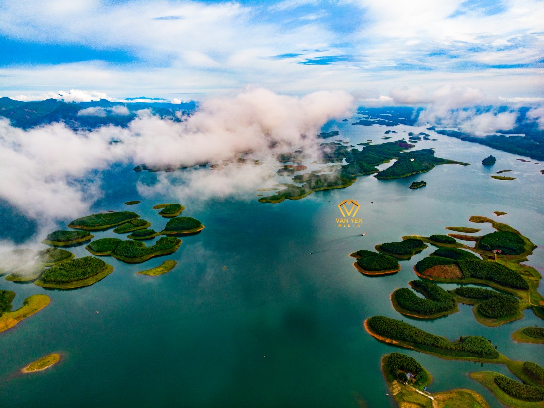 Hồ Thác Bà có trên 1.300 hòn đảo lớn nhỏ. Ảnh. Văn Yên media