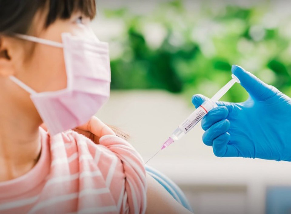 Cơ quan quản lý thực phẩm và dược phẩm (FDA) của Thái Lan đang xem xét khả năng tiêm vaccine ngừa COVID-19 cho trẻ em từ 3 tuổi trở lên. (Nguồn: Pattaya Mail)