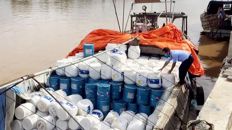 Lực lượng chức năng phát hiện nhiều thùng hóa chất không có chứng từ tại cơ sở kinh doanh tại ấp Thạnh Phú, xã Khánh An, huyện An Phú vào trưa ngày 3/10. Ảnh: CACC