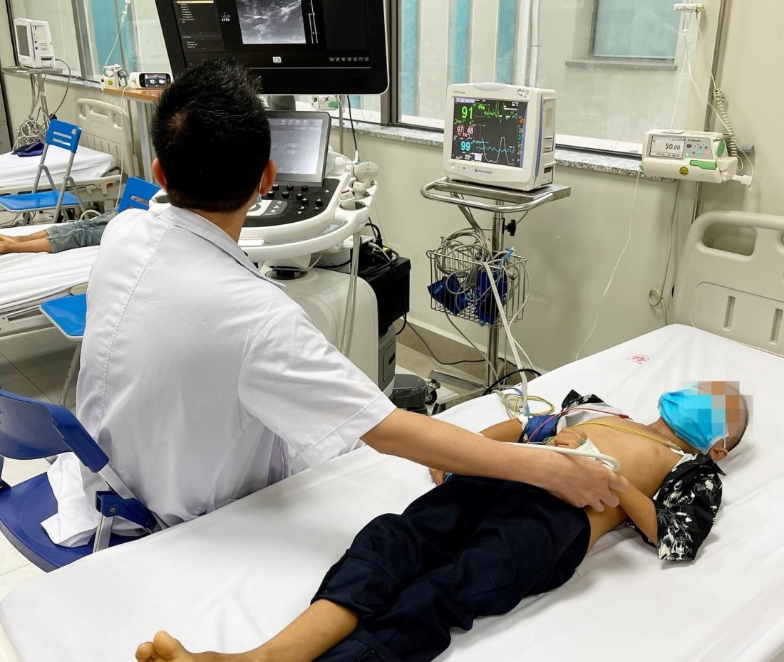 8 trẻ tại Lào Cai bị ngộ độc do ăn quả hồng trâu được điều trị tại BV Nhi Trung ương. Ảnh: VGP/Khánh Chi