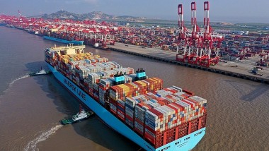 Giá cước vận chuyển container tuyến Trung Quốc đi Bắc Mỹ đột ngột giảm 50%