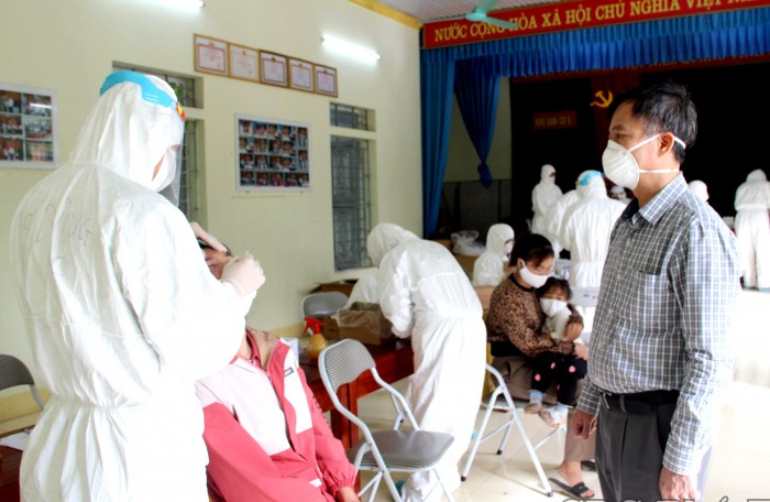 Cán bộ y tế Phú Thọ tiến hành lấy mẫu xét nghiệm cho người dân khu vực bị phong tỏa.