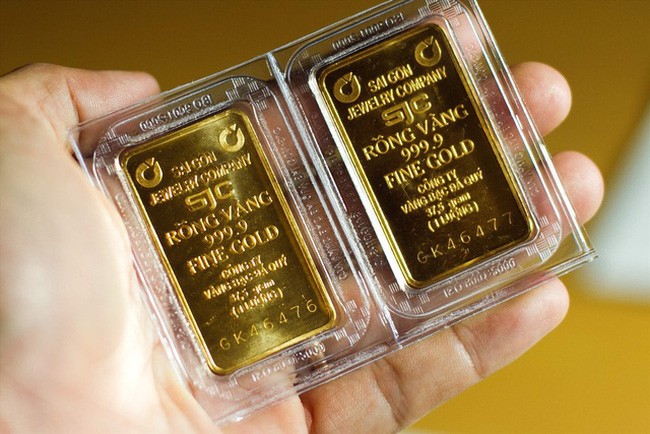 giá vàng SJC ngược chiều tăng, chênh 8 triệu đồng/lượng so với thị trường thế giới.