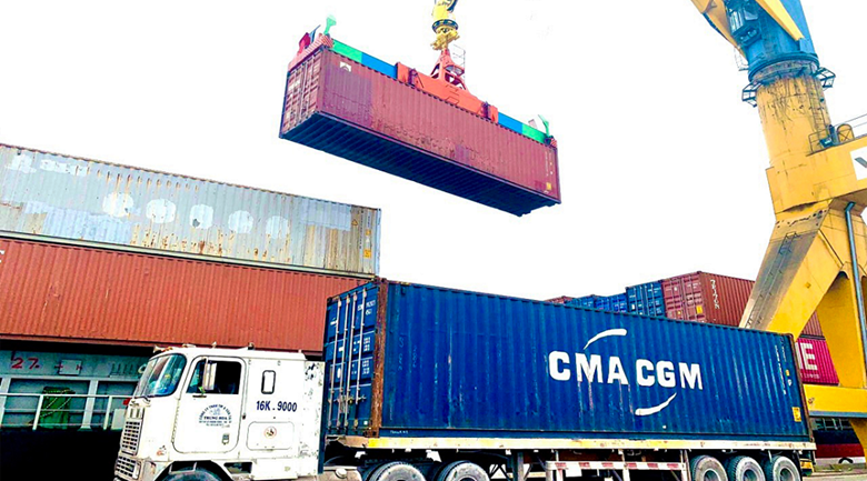 Bốc dỡ hàng hóa tại cảng  biển  quốc tế Nghi Sơn, Thanh Hóa