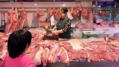 Giá lợn hơi ngày 21/10: Giá lợn hơi giảm sâu, giá thịt lợn cao ngất ngưởng