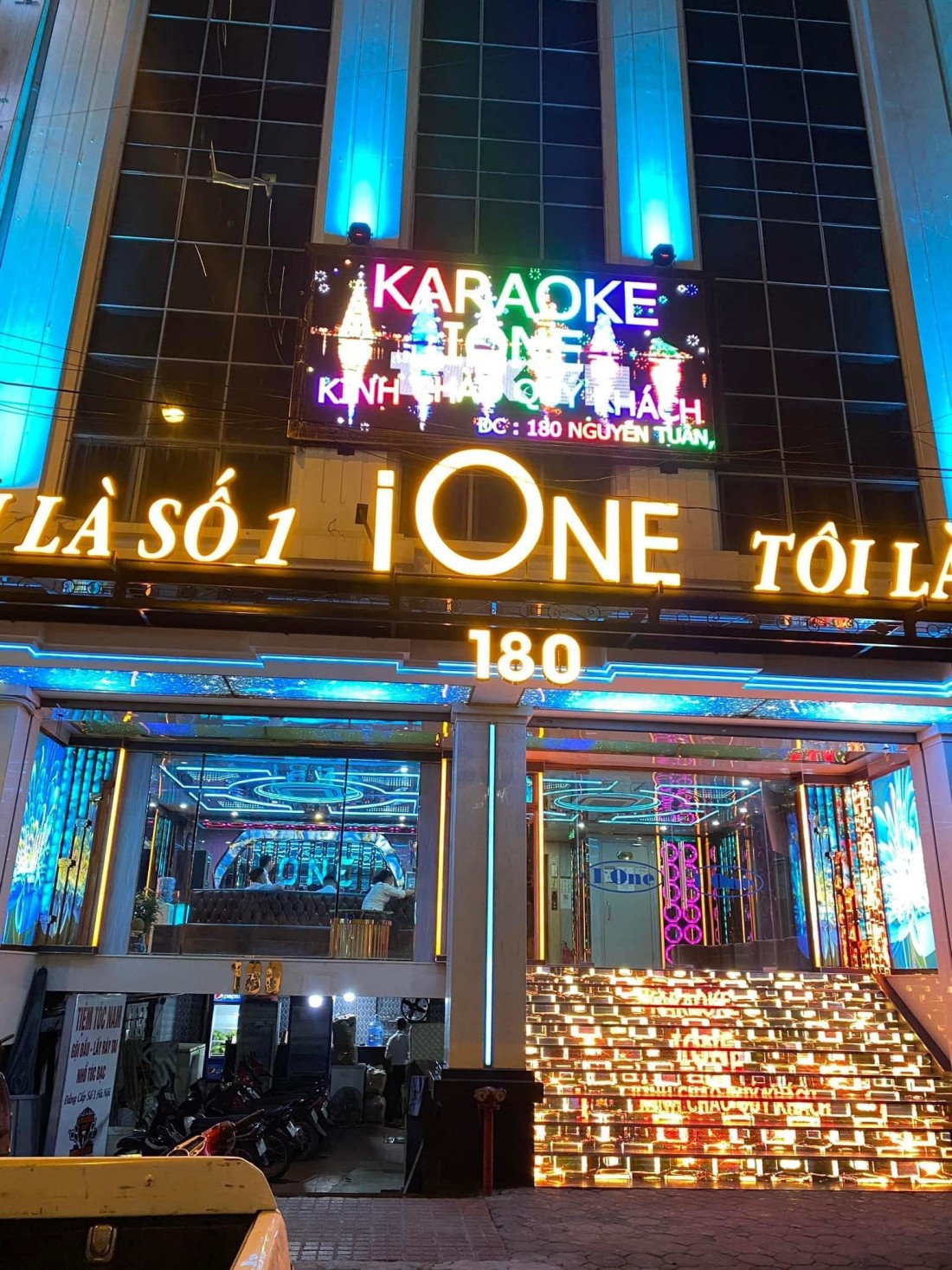  Quán karaoke I-one (178 – 180 Nguyễn Tuân) bị tạm đình chỉ khu vực tầng 5, 6 và tum do cải tạo công trình khi chưa có văn bản thẩm duyệt thiết kế về PCCC.