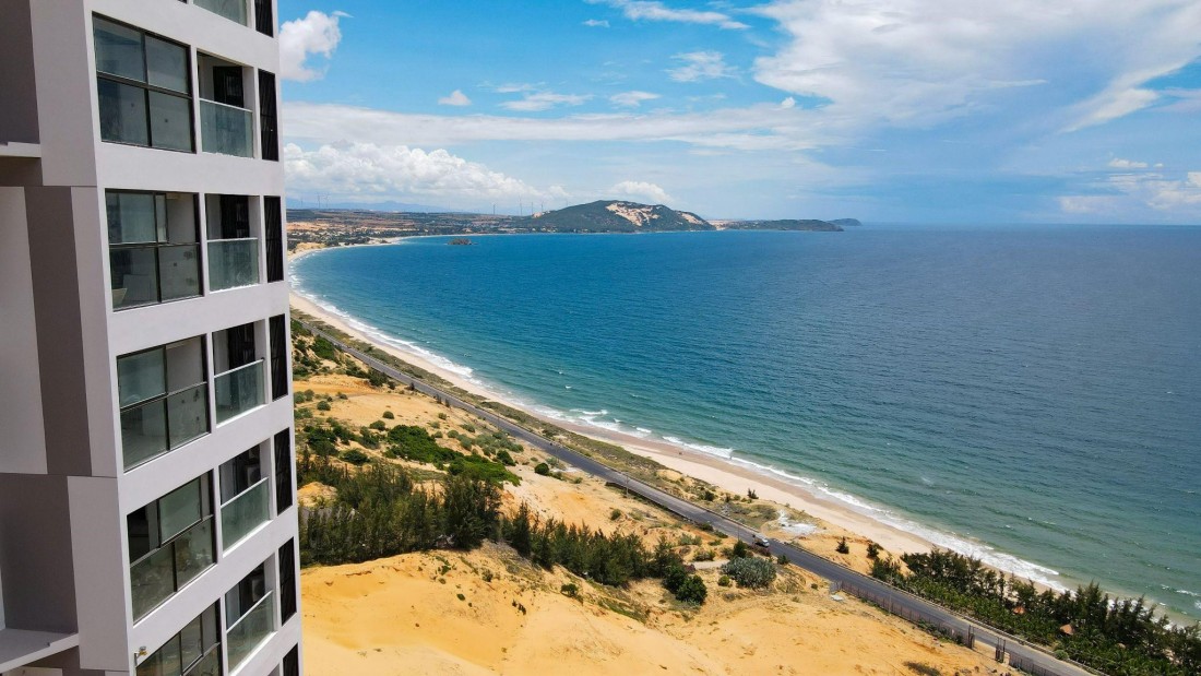 APEC Mandala Wyndham Mũi Né có tầm nhìn bao quát cung đường cát DT716 và bờ biển Mũi Né.