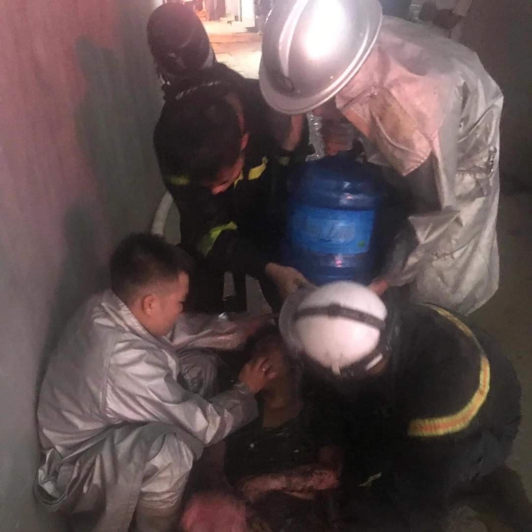 Lực lượng chức năng sơ cứu cho nạn nhân trước khi chuyển tới bệnh viện.