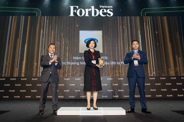 Bà Bùi Thị Hương – Giám đốc Điều hành Vinamilk nhận chứng nhận thương hiệu dẫn đầu trong lĩnh vực thực phẩm đồ uống năm 2022 từ Forbes Việt Nam 