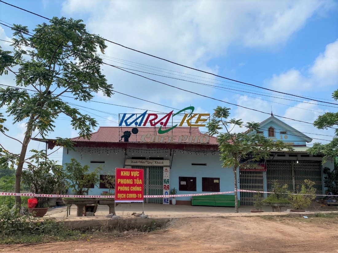 Sau khi phát hiện nhiều ca nhiễm Covid-19 liên quan, quán karaoke Cafe Phố, xã An Hà, huyện Lạng Giang đã được phong tỏa. Nguồn: Công an Bắc Giang