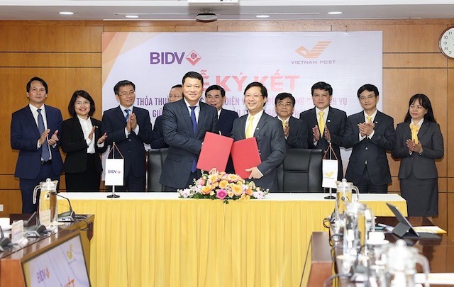 Tổng Giám đốc BIDV Lê Ngọc Lâm - Tổng Giám đốc Vietnam Post Chu Quang Hào đại diện 2 bên ký thoả thuận hợp tác