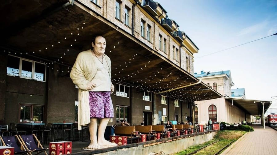 5. Khu nhà ga, Vilnius, Lithuania:Đây là khu vực sôi động của Vilnius, nổi tiếng với nghệ thuật đường phố, trong đó có bức tượng Tony Soprano, nhân vật hư cấu trong bộ phim truyền hình The Sopranos. Ẩm thực hấp dẫn tại đây cũng là điểm nhấn thu hút du khách từ khắp nơi trên thế giới.