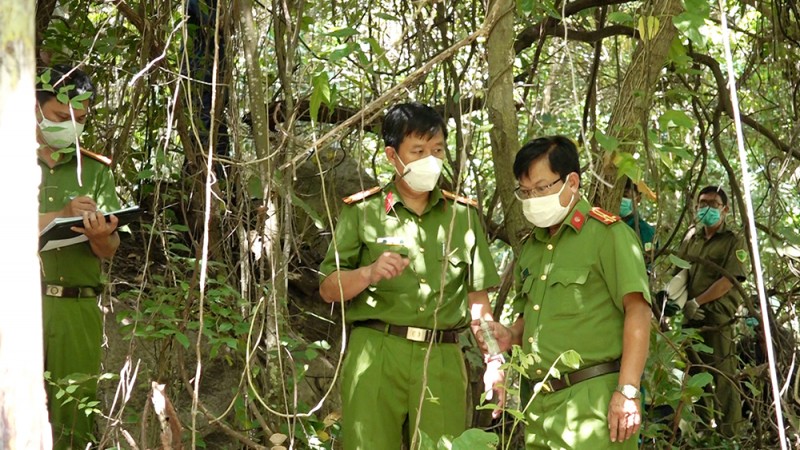 Đại tá Lê Phú Thạnh, Phó Giám đốc Công an tỉnh An Giang chỉ đạo điều tra tại hiện trường vụ án.