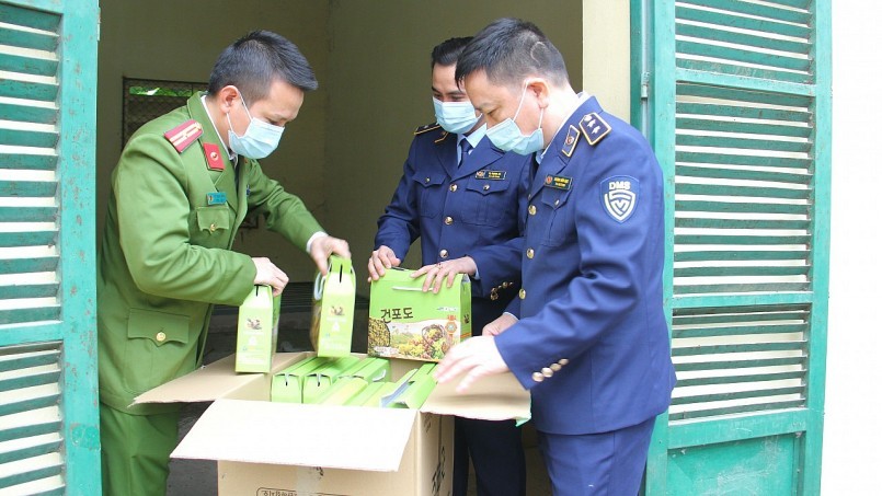 Đội QLTT số 5 và Cảnh sát kinh tế kiểm tra hàng hóa vi phạm