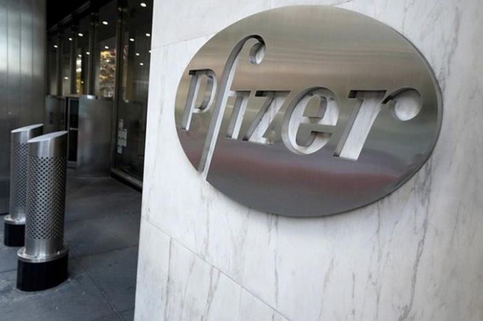 Biển hiệu của Pfizer bên ngoài trụ sở ở New York (Mỹ). Ảnh: Reuters
