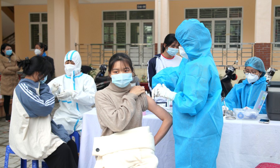 Học sinh Trường THPT dân tộc nội trú tỉnh Hà Giang tiêm vaccine phòng COVID - 19. Ảnh: Báo Hà Giang