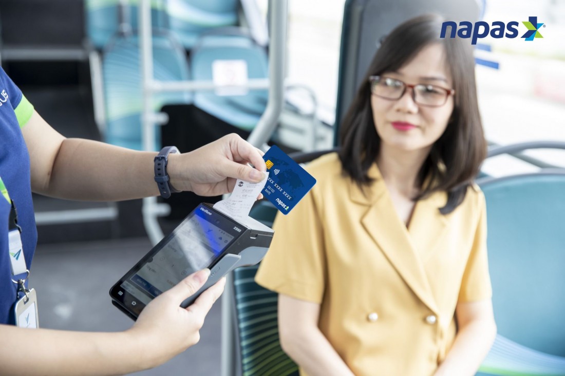 Đối với hành khách sử dụng vé tháng có thể mua vé tháng, nap tiền vào thẻ VinBus theo hình thức trực tuyến thông qua cổng thanh toán điện tử NAPAS tại địa chỉ https://vedientu.vinbus.vn/