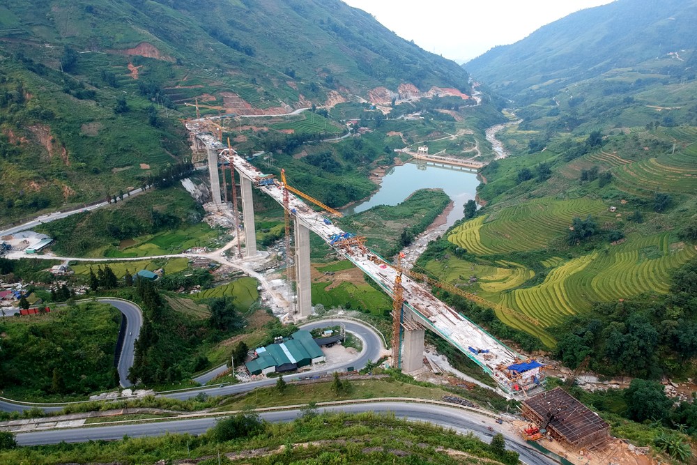 Cầu Móng Sến, công trình cấp đặc biệt là điểm nhấn trên toàn dự án. Ảnh Báo Lào Cai