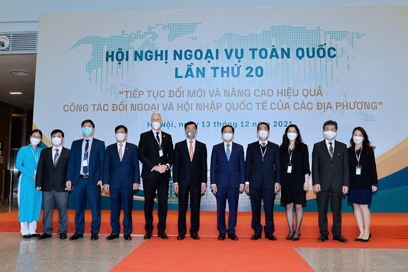 Bộ trưởng Bùi Thanh Sơn chụp ảnh lưu niệm cùng đại diện 3 thương hiệu BRG Golf; Hapro và Gốm Chu Đậu tại Hội nghị Ngoại vụ Toàn quốc lần thứ 20