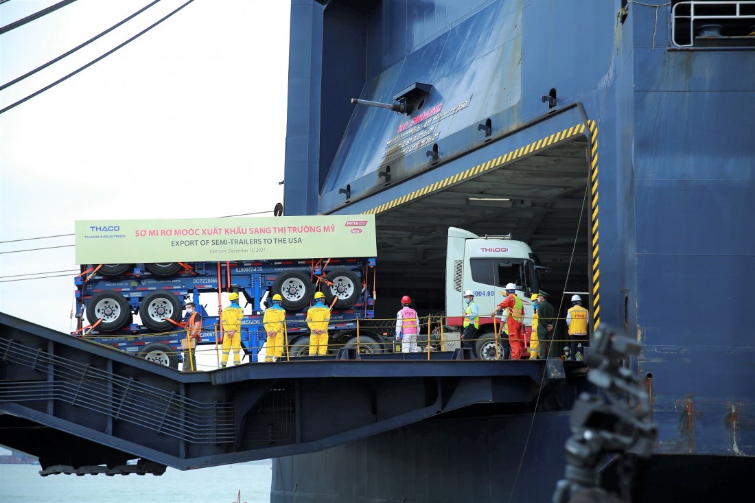 Sáng 15/12, THACO xuất khẩu lô hàng 870 sơ-mi rơ-moóc đầu tiên của thỏa thuận vừa ký kết. Ảnh: VGP/Thế Phong
