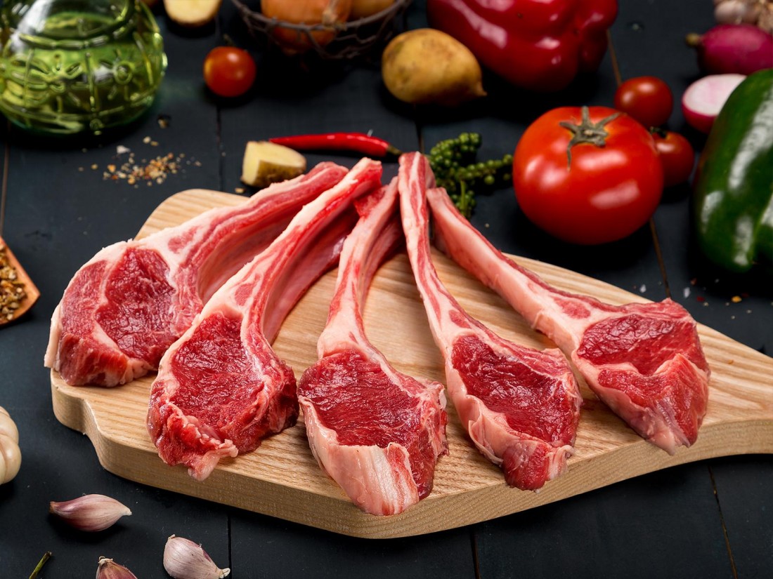 Giá thực phẩm ngày 16/12: Cà chua tăng giá cao kỷ lục, giá thịt lợn leo thang ở các cửa hàng bán lẻ